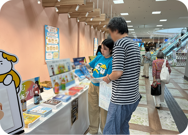商品の紹介をしている様子