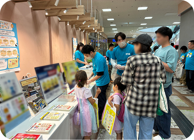 新商品の試飲をしている様子