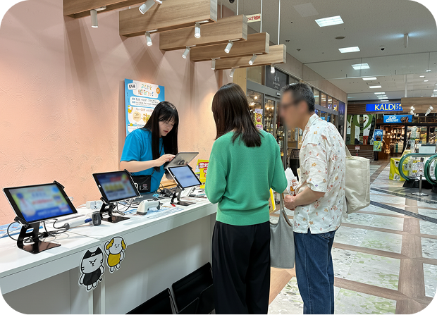 アンケートを実施している様子