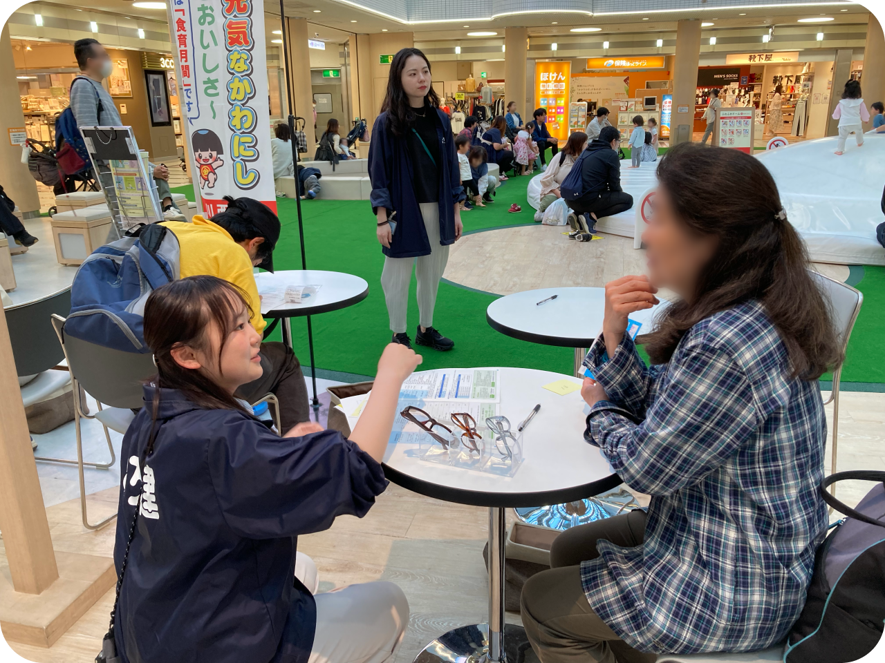健康チェックイベントで参加者に案内している様子