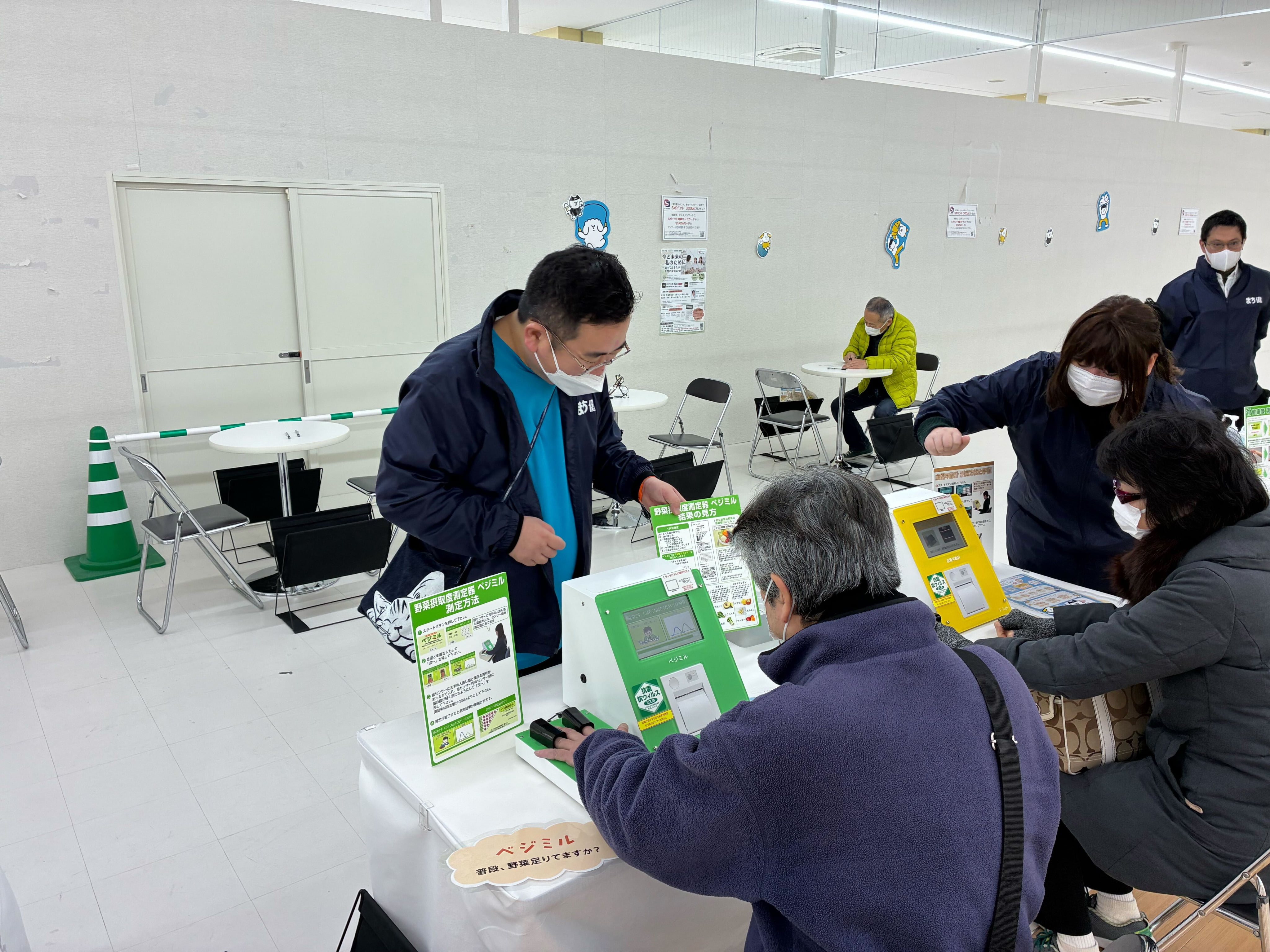 スタッフが測定結果を説明している様子