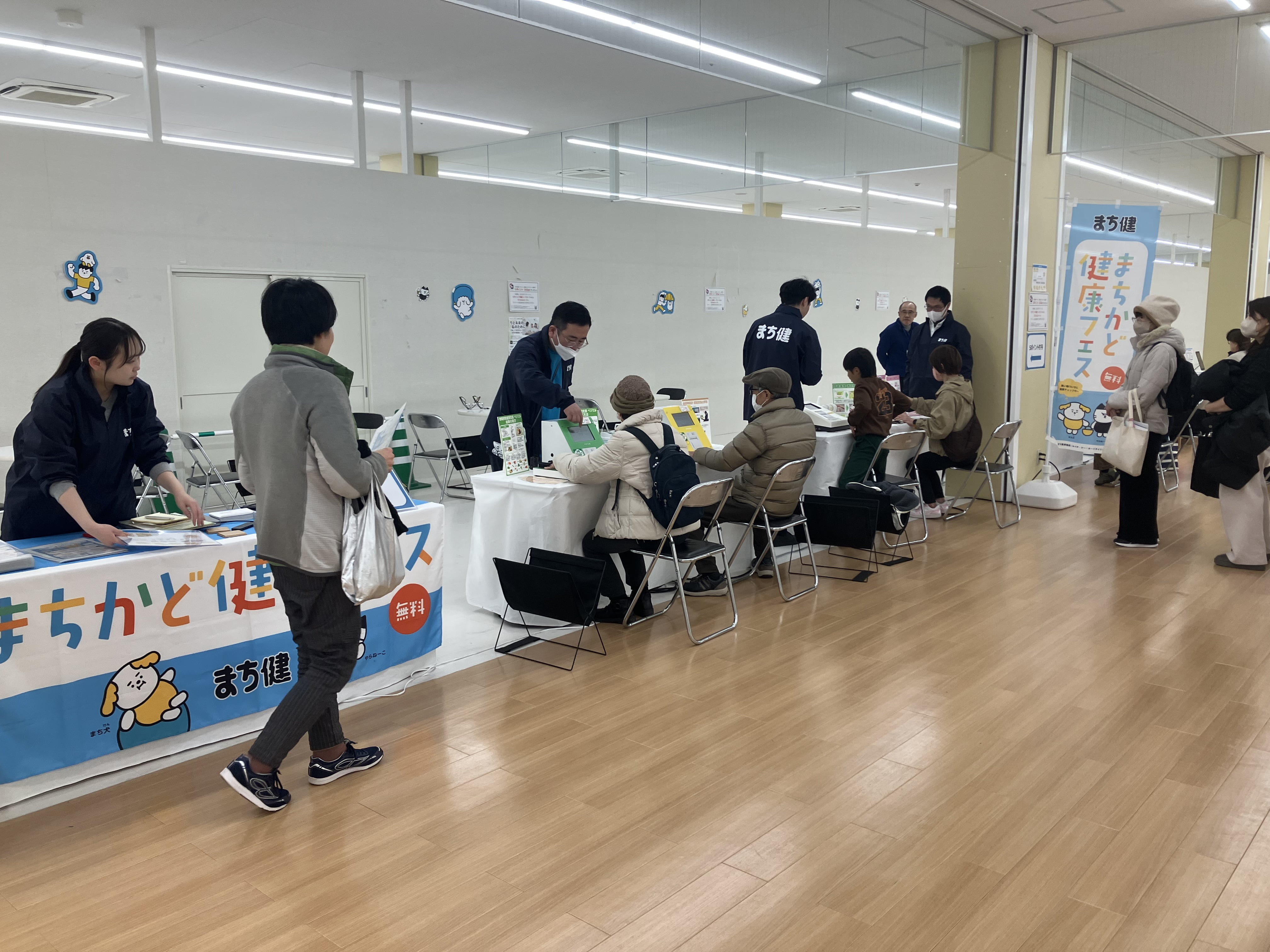 会場内で健康チェックイベントを実施している様子