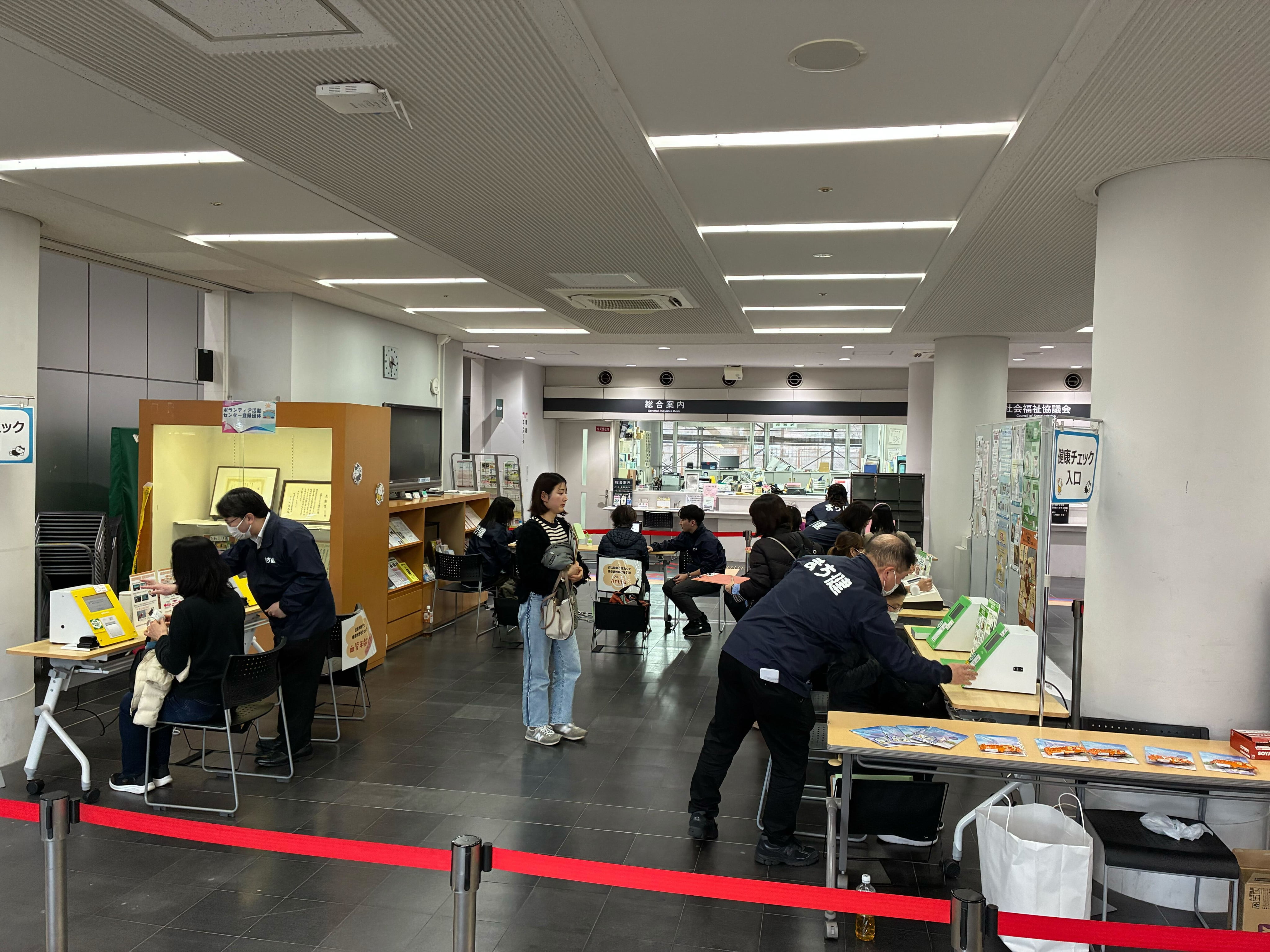 イベント会場に健康チェック機器を設置している様子